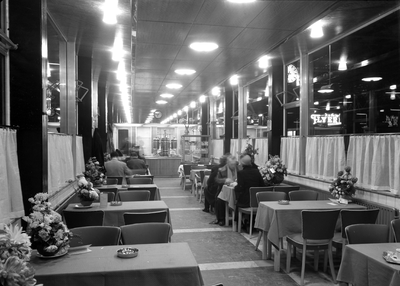 803404 Interieur van het N.S.-station Eindhoven te Eindhoven: wachtkamer met buffet op één van de perrons, bij avond.